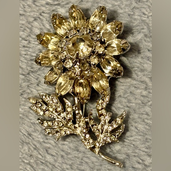 Unsigned Vintage Silver tone flower Brooch with Rhinestones - Picture 4 of 16